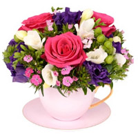 Present to your beloved this Cheerful Blooming Lov...