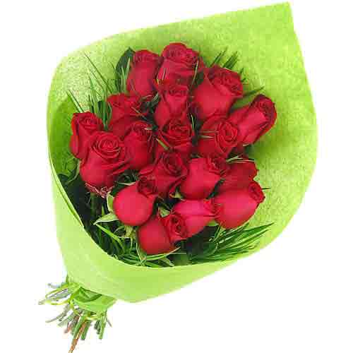 Give this bouquet of 18 red roses a gift and expre......  to Serra negra