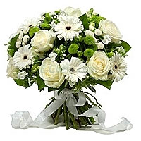 A beautifull round and compact bouquet with a lot of white flowers !...
