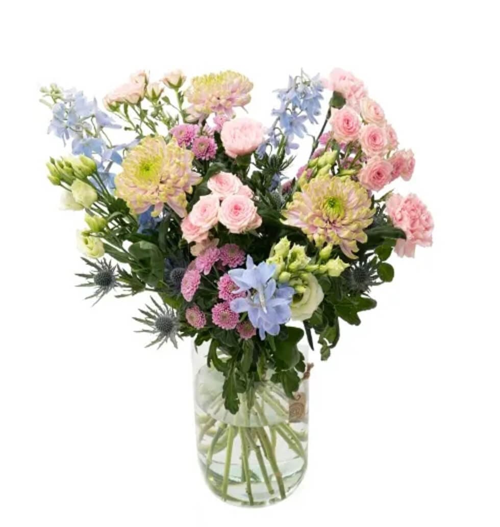 Stunning bouquet with a modern touch. Roses, carnations, delphinium, alstromeria...