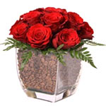 Make her day with this simple yet alluring  glass vase of red roses with coffee ...
