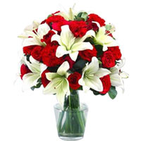 This splendid gift of Premium Touch of Love Flower...