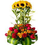 Beautiful two levels arrangement.<br>Composed of:<br>- 12 sunflowers in the cent...