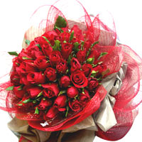 50 red roses, match greenery, red gauze to wrap.......  to jiande