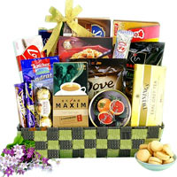 Heavenly Outburst Hamper of Sweet Delicacy