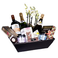 Alluring Corporate Treat Hamper of Wine N Assortments