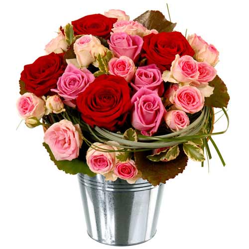 Ce jardin fleuri raunit une variata de roses : ros......  to flowers_delivery_dreux_france.asp