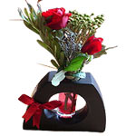 Simply charming, this arrangement of three roses i......  to flowers_delivery_larisas_greece.asp