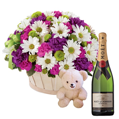 A classic gift, this Adorable Hamper with Lots of ......  to flowers_delivery_hidaka_japan.asp