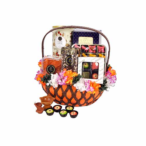 Savory treats in Paraloka weaved basket accessoriz......  to flowers_delivery_cyberjaya_malaysia.asp