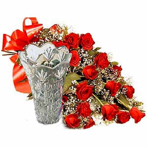 Various sized bouquets of stunning red roses with ......  to Tabaco