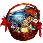 Artistic tempting Hamper