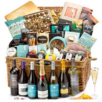 Send this Captivating Gourmet Picnic Hamper and ma......  to northamption