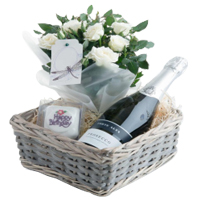 Greet your dear ones with this Rich Combination of......  to flowers_delivery_clacton_uk.asp